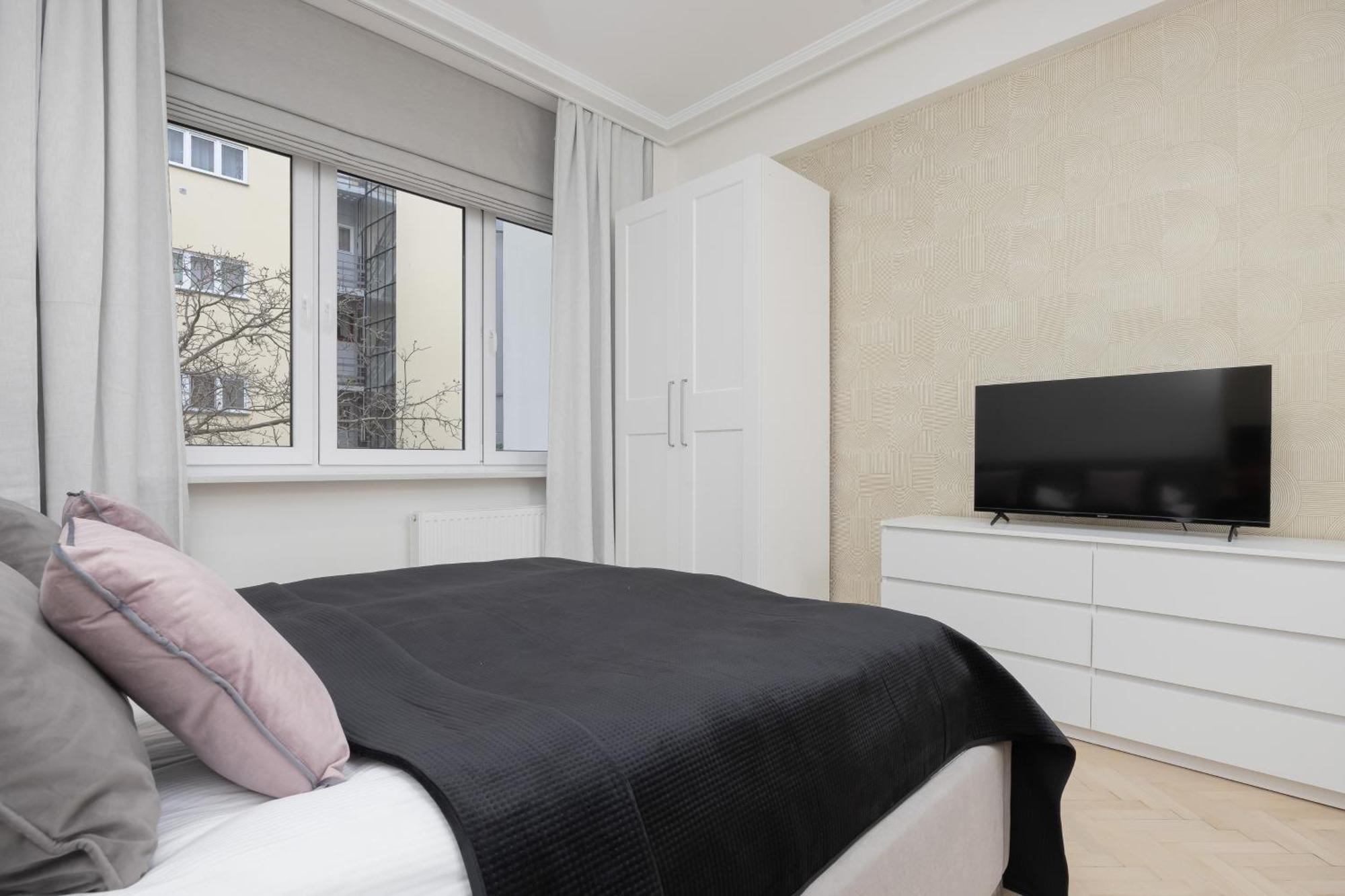Apartament Modern With Air Conditioning In Close To Three Parks By Renters Prestige