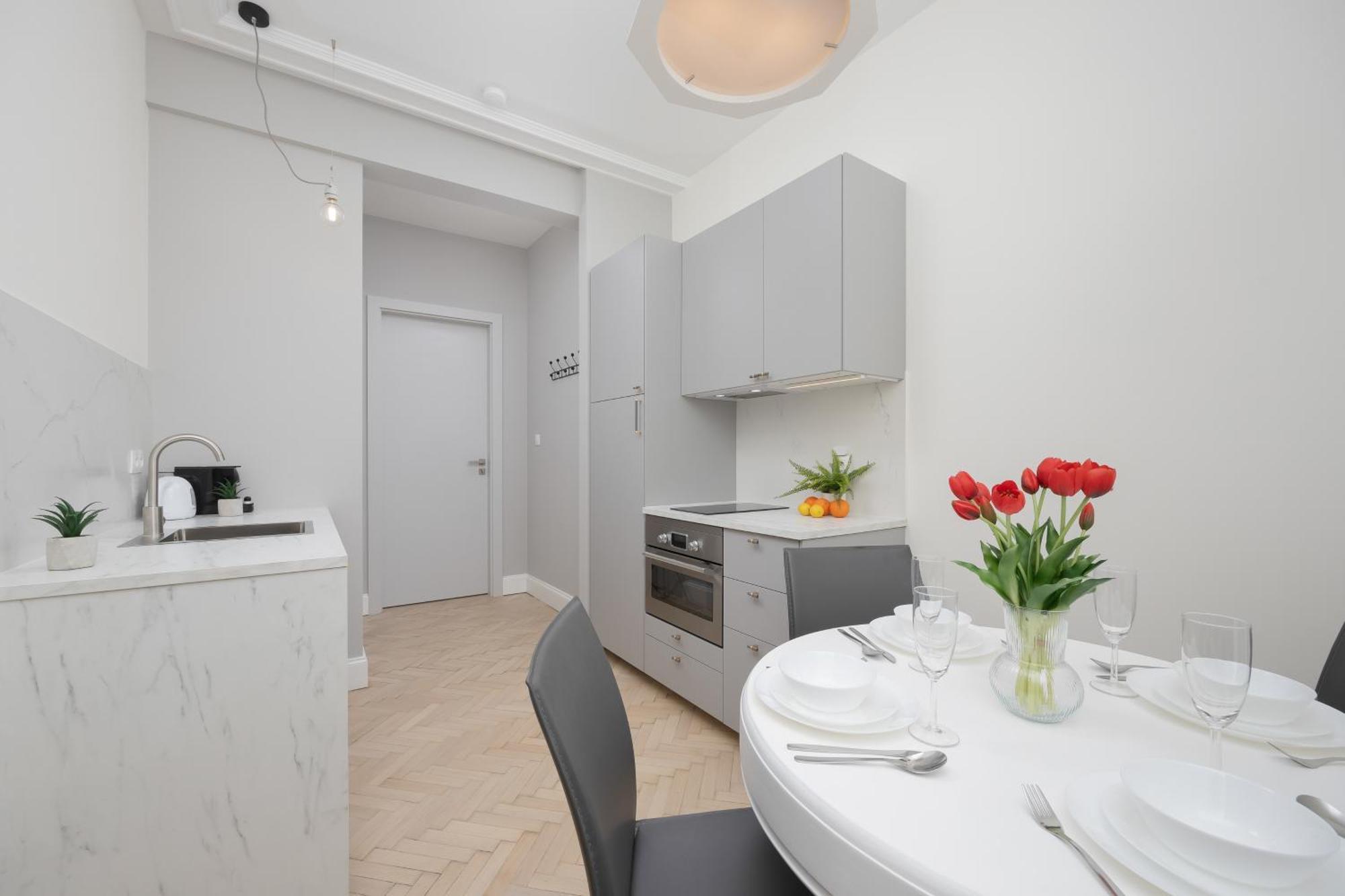 Modern With Air Conditioning In Close To Three Parks By Renters Prestige Leilighet *