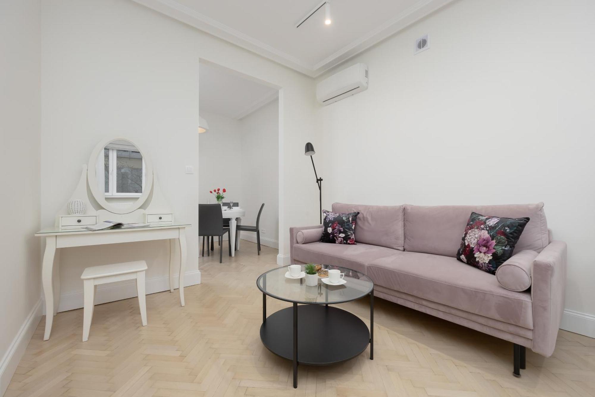 Modern With Air Conditioning In Close To Three Parks By Renters Prestige *