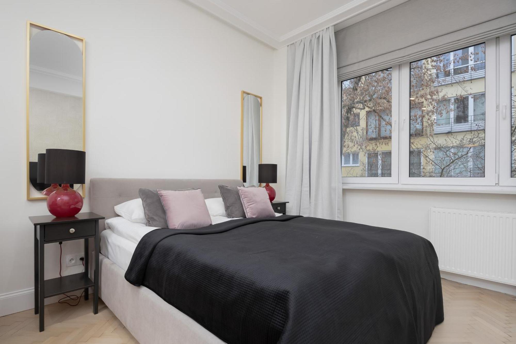 Modern With Air Conditioning In Close To Three Parks By Renters Prestige Lägenhet