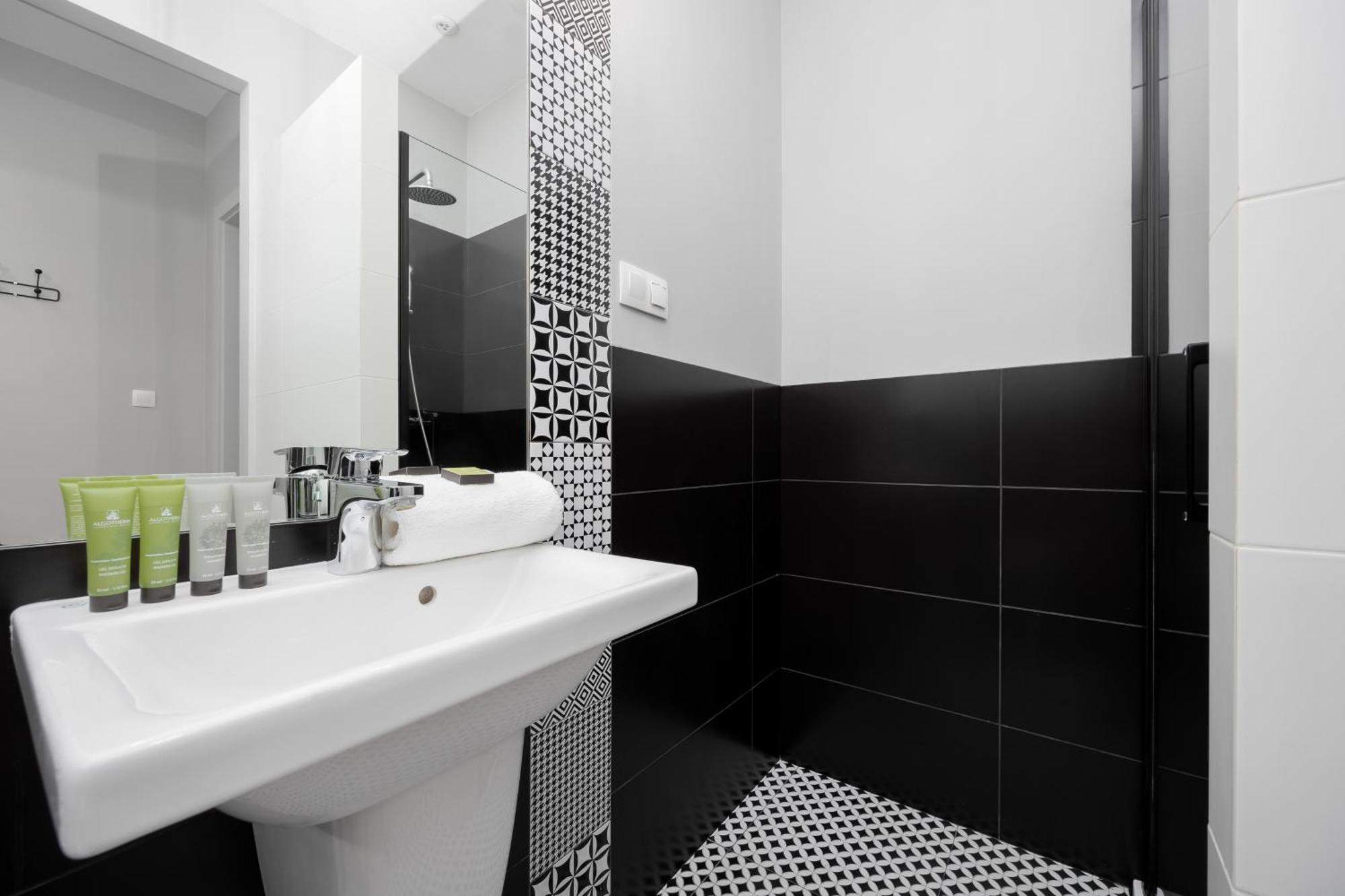 Modern With Air Conditioning In Close To Three Parks By Renters Prestige Warszawa